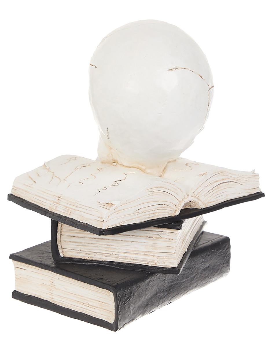 Figura decorativa de Halloween con forma de cráneo sobre libros 3