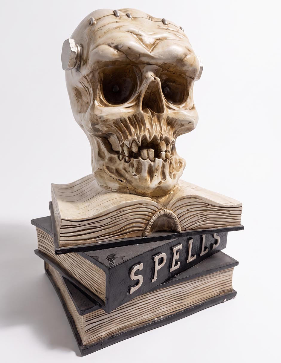 Figura decorativa de halloween con forma de cráneo sobre libros Figura decorativa de halloween con forma de cráneo sobre libros