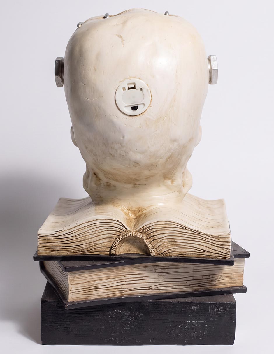 Figura decorativa de halloween con forma de cráneo sobre libros 2