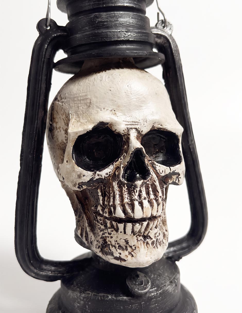 Figura decorativa de halloween con forma de lámpara de cráneo 3
