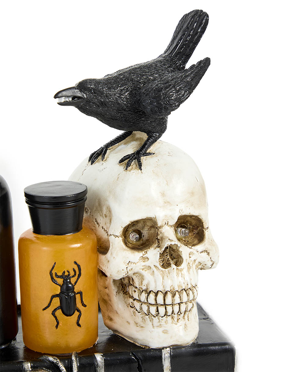 Figura decorativa de Halloween con forma de cráneo sobre libros 3