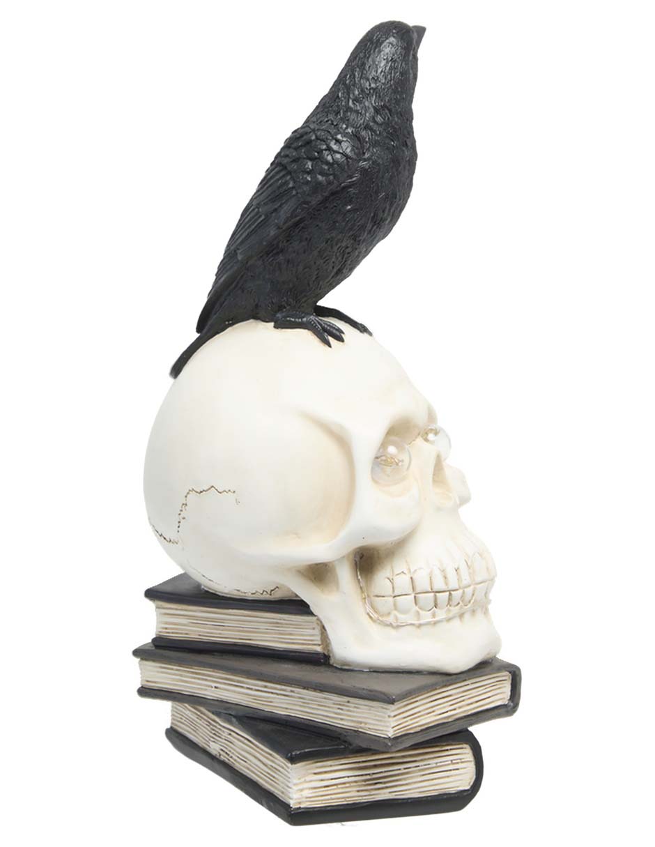 Figura decorativa de Halloween con forma de cráneo sobre libros 3
