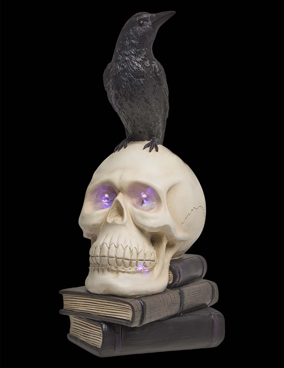Figura decorativa de Halloween con forma de cráneo sobre libros 6