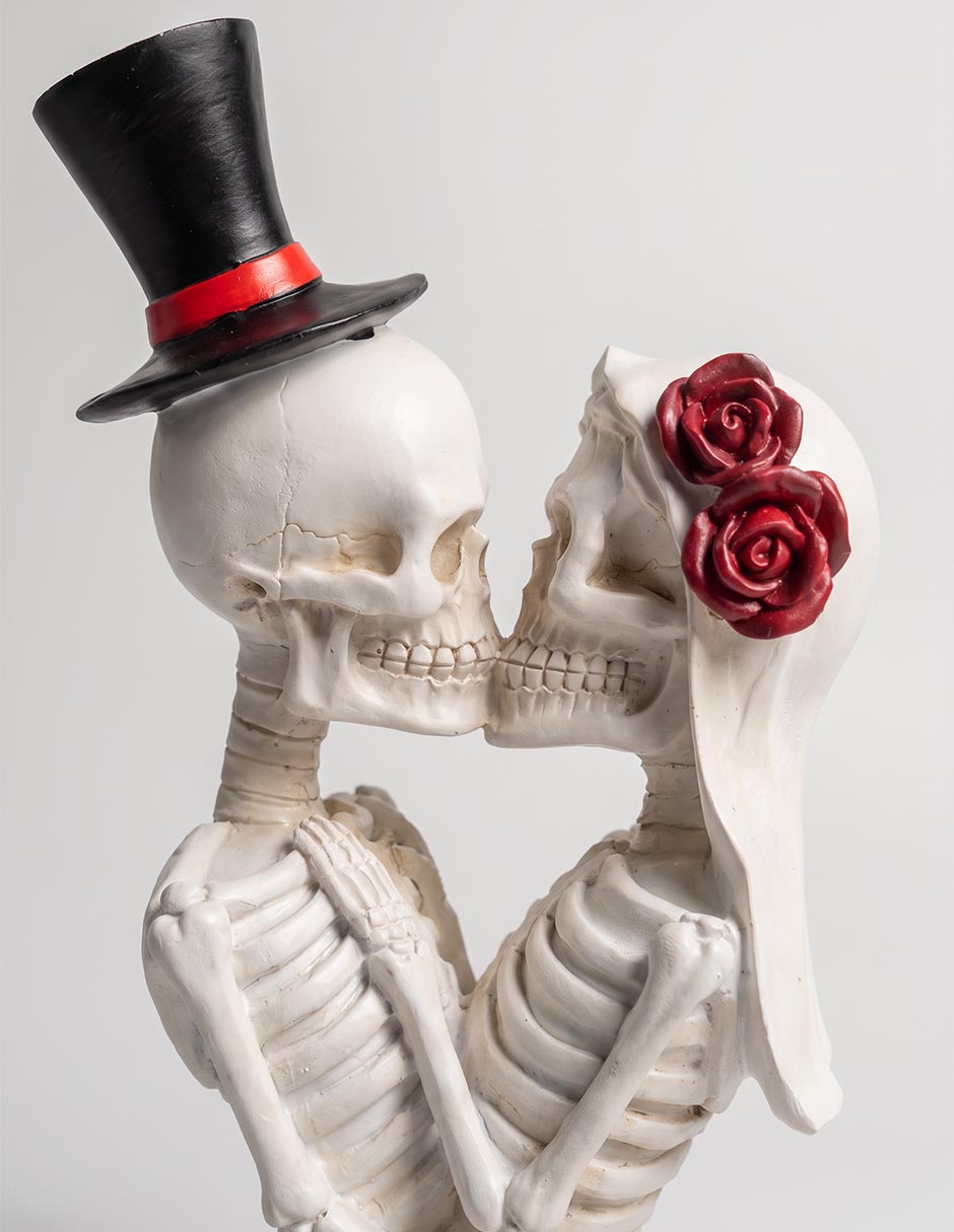 Figura decorativa de Halloween con forma de pareja de esqueletos
