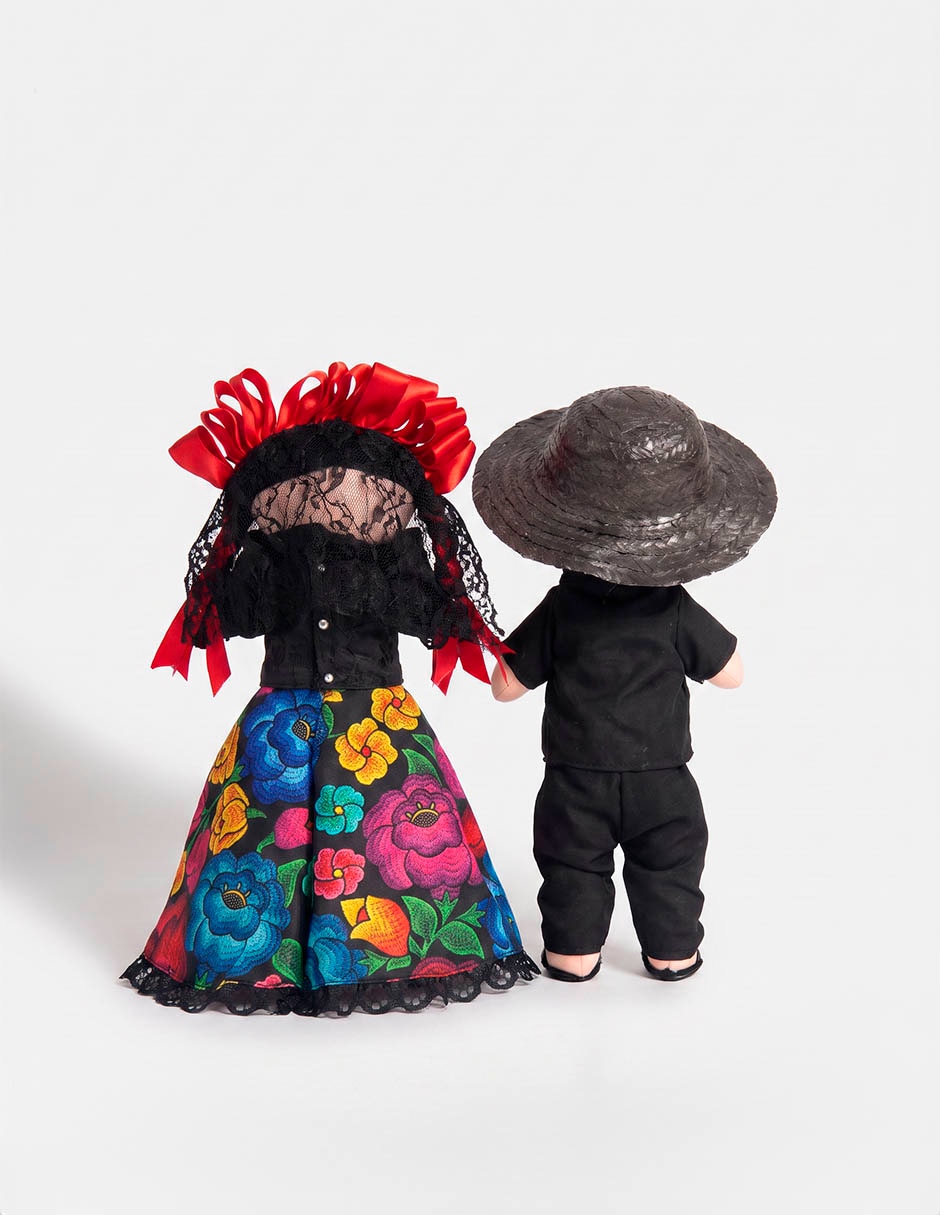 Figura decorativa corazón maría con forma de pareja de catrines 4