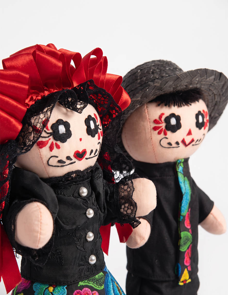 Figura decorativa corazón maría con forma de pareja de catrines 2